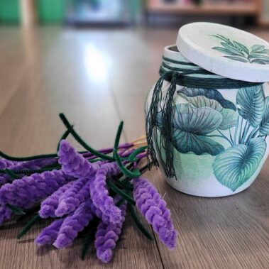 Słoik z przykrywką ozdobiony decoupage z motywami roślinnymi