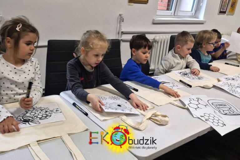 Dzieci wybierają wzory do malowania torby