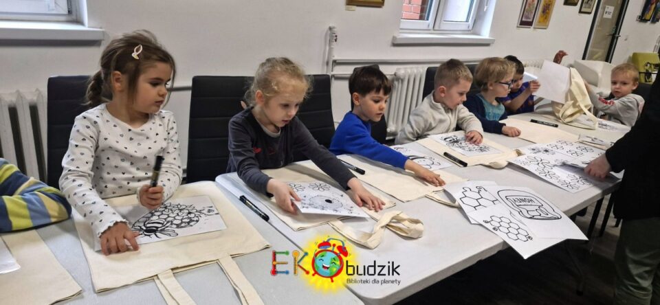 Dzieci wybierają wzory do malowania torby