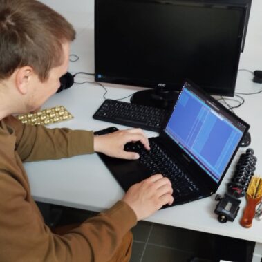 Pan używa z laptopa