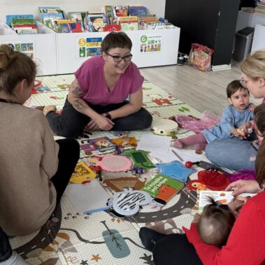 Bibliotekarka rozmawia z małą dziewczynką