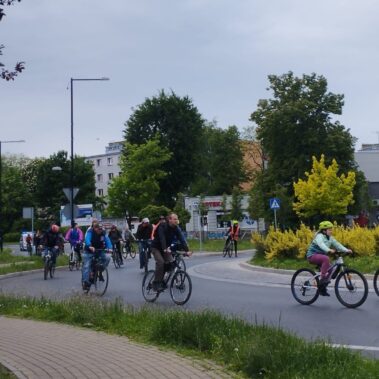 Uczestnicy jedzą rowerami po ulicach