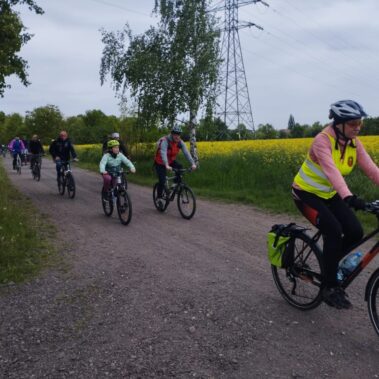 Gdzieś w Gliwicach, uczestnicy jeżdżą rowerami po drogach polnych