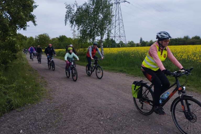 Gdzieś w Gliwicach, uczestnicy jeżdżą rowerami po drogach polnych
