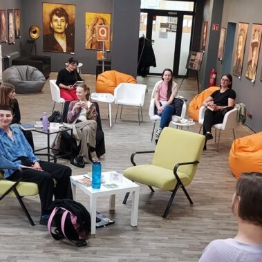 Bibliotekarka wita i wyjaśnia zasady