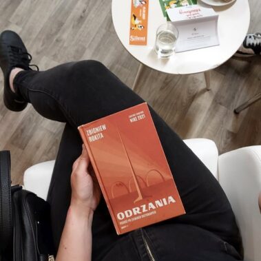 Uczestniczka trzyma książkę Zbigniewa Rokity - Odrzania
