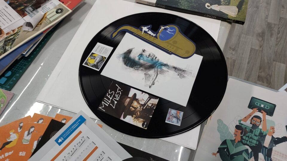 Gotowy kolaż na płycie winylowej o tematyce muzycznej