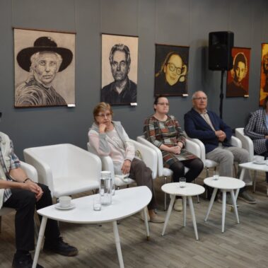 Na fotelach siedzą pięć uczestników konkursu