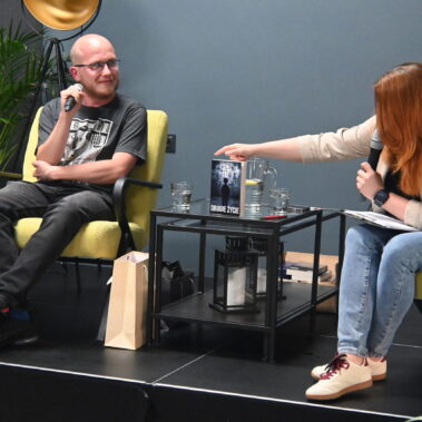 Bartłomiej Dusza i prowadząca spotkanie Marta Bajor prezentuje jego książkę