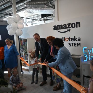 Dyrektor Biblioteki Bogna Dobrakowska i wiceprezydent miasta Łukasz Gorczyński i dyrektor z Amazon Gliwice Hanna Ziarkowska wspólnie przecinają wstęgę
