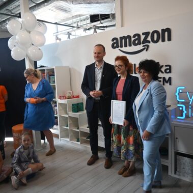 Dyrektor Biblioteki Bogna Dobrakowska i wiceprezydent miasta Łukasz Gorczyński i dyrektor z Amazon Gliwice Hanna Ziarkowska pozują do zdjęcia pamiątkowego