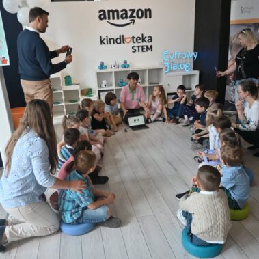 Pierwsze zajęcia w Kindlotece, dzieci słuchają wykładowcy.