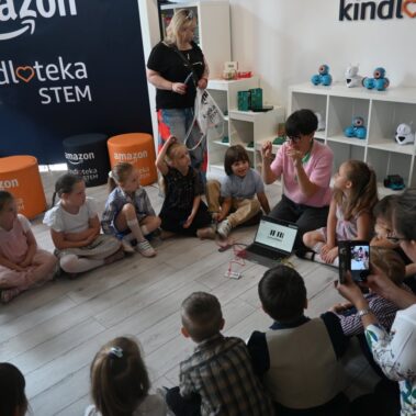 Dzieci słuchają wykładowczyni na temat zestawu Makey Makey