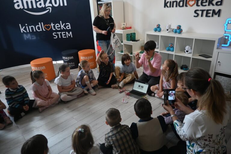 Dzieci słuchają wykładowczyni na temat zestawu Makey Makey