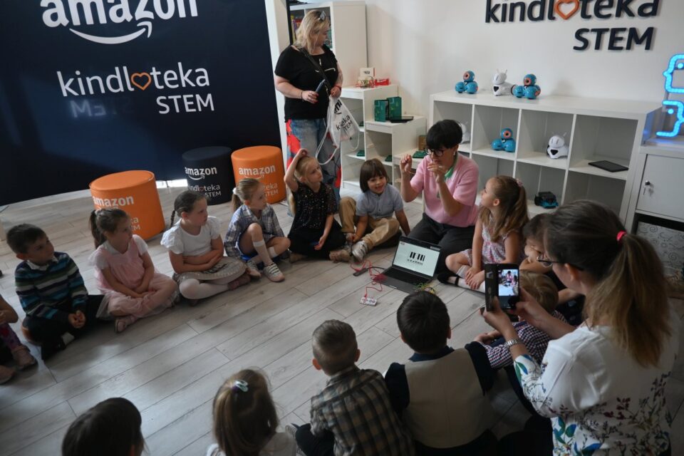 Dzieci słuchają wykładowczyni na temat zestawu Makey Makey