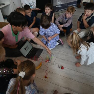 Zajęcie z zestawem Makey Makey do grania z użyciem różnych owoców i przedmiotów, wystarczy dotykać aby grać.