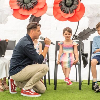 Na scenie konferansjer rozmawia z dziećmi