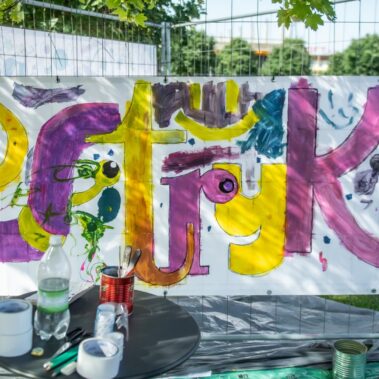 Plansza „Pstryk” jest w połowie malowana