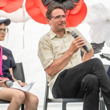 Pan przemawia w towarzystwie dzieci