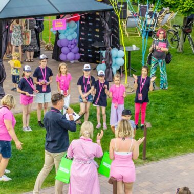 Dzieci klaskają w towarzystwie konferansjera, zdjęcie z drona