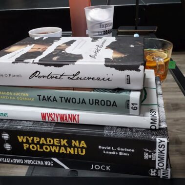 Na stoliku leżą książki