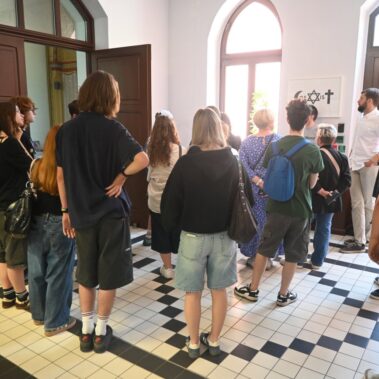 Zwiedzanie małej synagogi