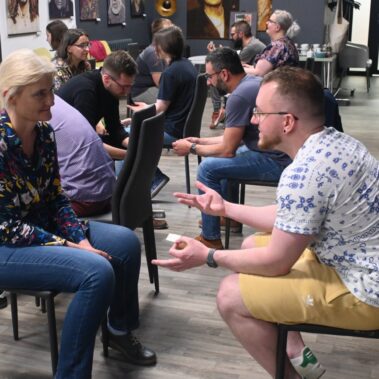 Uczestnicy nawzajem debatują w cztery oczy.