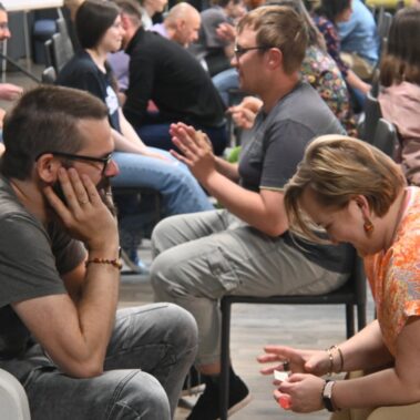 Uczestnicy nawzajem debatują w cztery oczy.