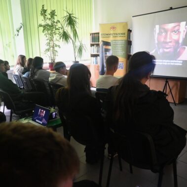 Uczestnicy oglądają film