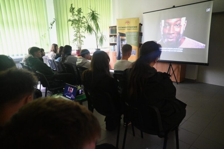 Uczestnicy oglądają film