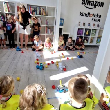 Dwie drużyny rywalizują sterując robotami