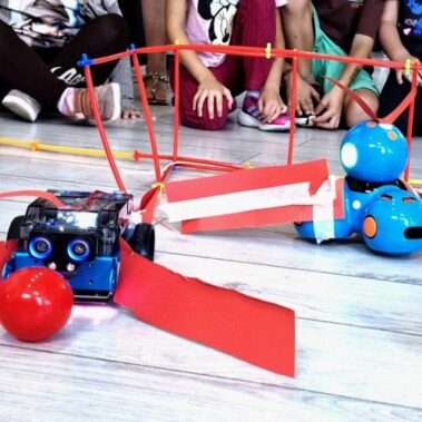 Ulepszone roboty z chwytakami sprawnie pchają kulki
