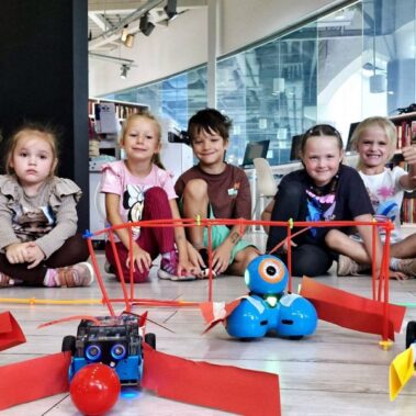 Zdjęcie pamiątkowe drużyny z robotami
