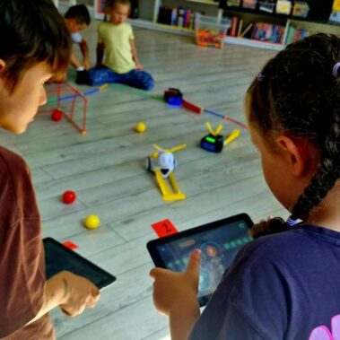 Dzieci obsługujące tabletami.
