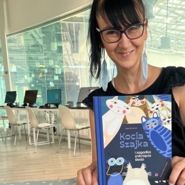 Bibliotekarka prezentuje książkę „Kocia Szajka”