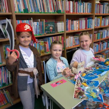 Dziewczynki jedna z nich przebrała za pirata