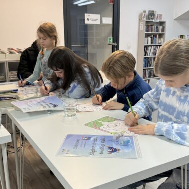 Dzieci dokończą koloryzowania kolorowanki i dostają certyfikaty.