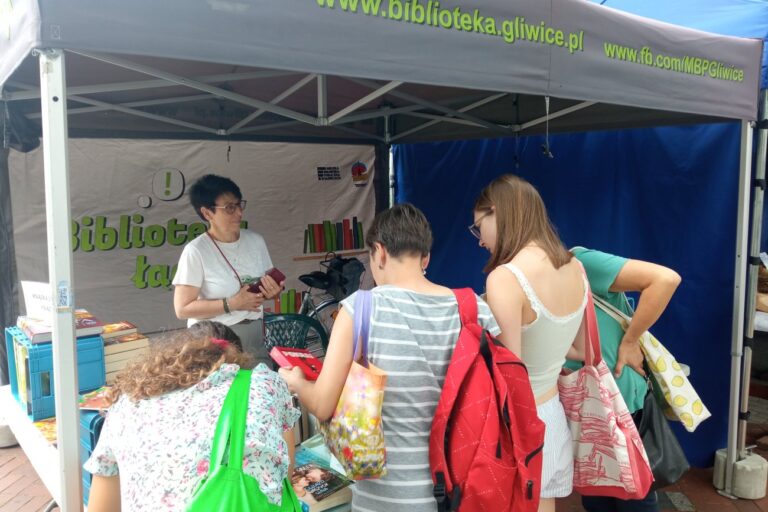 Czytelnicy opanowali stoisko biblioteki