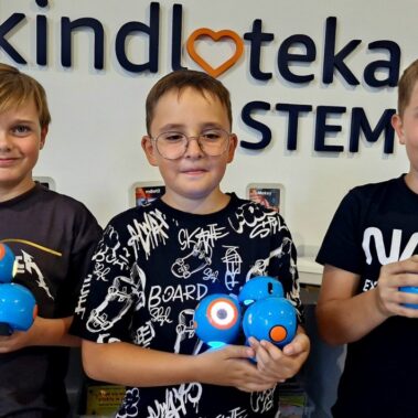 Chłopcy prezentują roboty Dash
