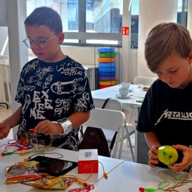 Chłopcy przy pracy nad Makey Makey