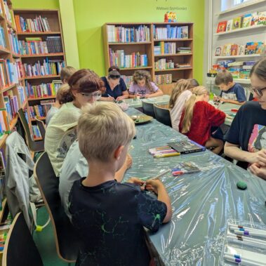 Uczestnicy przy pracy plastycznej