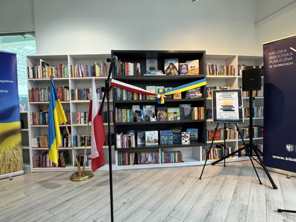 Widok na regały z ukraińskimi książkami