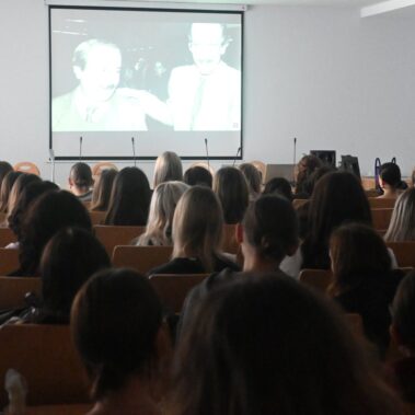 W auli Sądu młodzież oglądają film