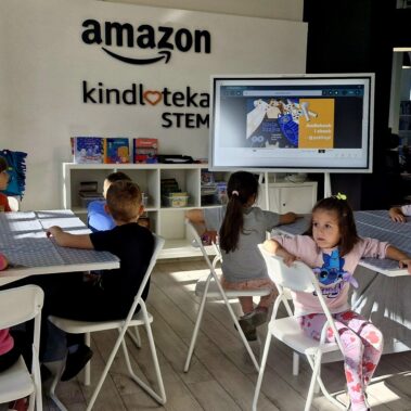 Widok na salę i dzieci oglądają filmik