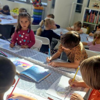 Widok na salę i dzieci rysują