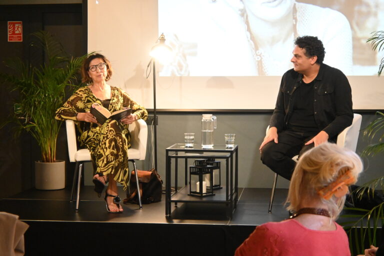 Na scenie siedzą Jolanta Olszewska i Juliusz Pielichowski