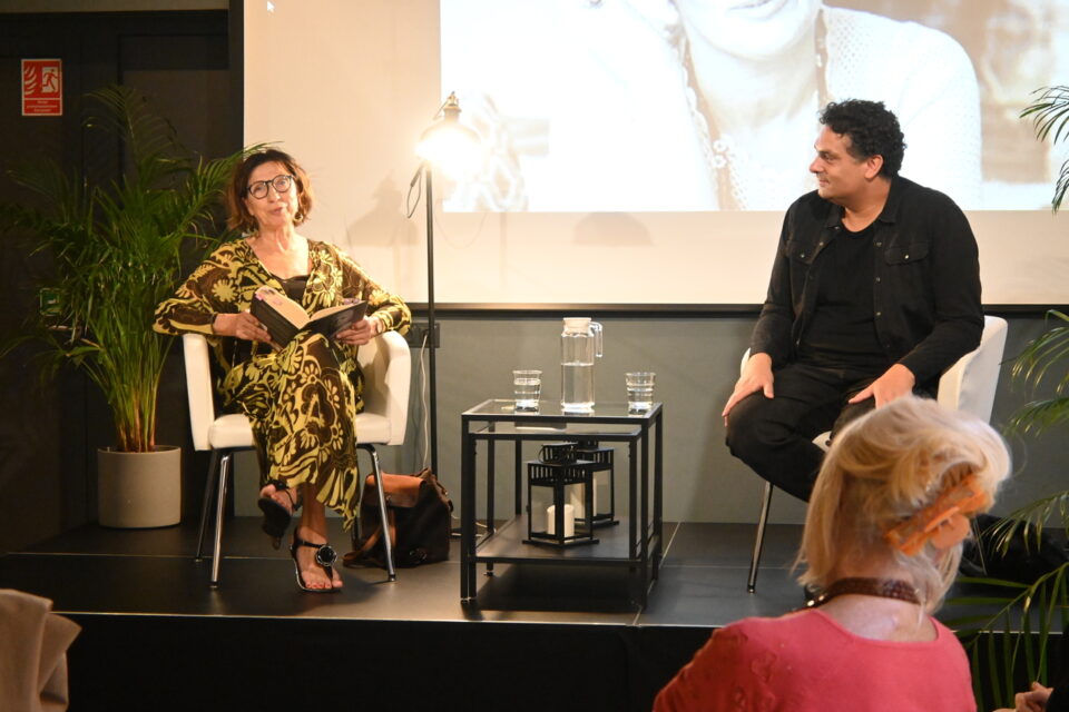 Na scenie siedzą Jolanta Olszewska i Juliusz Pielichowski