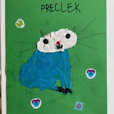 Kartka z rysunkiem kota z plasteliny i napis „Preclek”