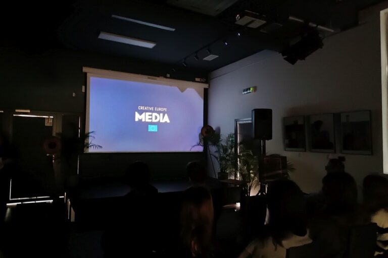 Rozpoczęcie projekcji filmu