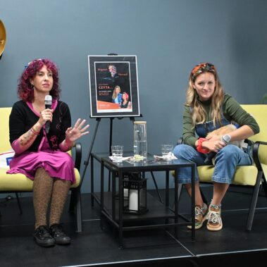 Na scenie siedzą Sylwia Chutnik i Maria Hawranek